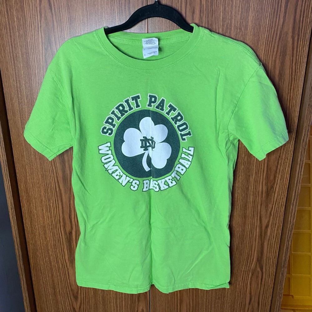STAIN Gildan Notre Dame Basketball Spirit Patrol T-Shirt Small Green 2008-09